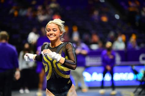 11 Glamorous Photos of LSU Star Gymnast Olivia。